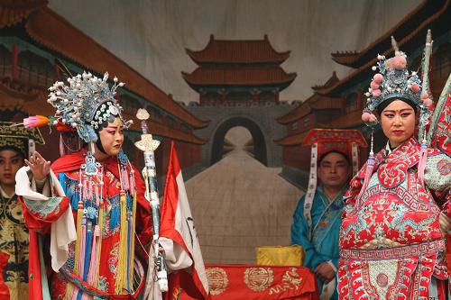 5月2日,在安徽阜陽(yáng)市袁寨鎮(zhèn)舉行的古廟會(huì)上,豫劇演員為游人和村民表演傳統(tǒng)古裝大戲《穆桂英掛帥》。 新華社發(fā)(戴文學(xué) 攝)