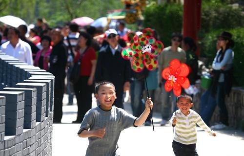 5月3日,眾多北京市民在京郊懷柔青龍峽景區(qū)游玩。 新華社發(fā)(卜向東 攝)