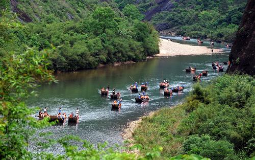 5月3日,游客在武夷山九曲溪漂流。 新華社記者 張國(guó)俊 攝