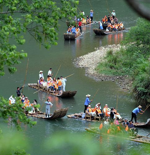 5月3日,游客在武夷山九曲溪漂流。當(dāng)日,為期3天的“五一”小長(zhǎng)假落下帷幕。據(jù)當(dāng)?shù)芈糜尾块T統(tǒng)計(jì),福建武夷山景區(qū)共接待游客7.14萬(wàn)人次,同比增長(zhǎng)19.6%,旅游收入0.89億元,同比增長(zhǎng)50.84%。 新華社記者 張國(guó)俊 攝