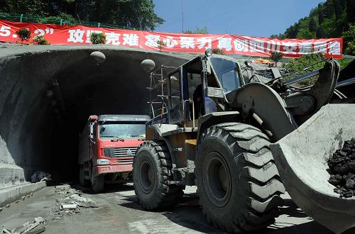 5月3日,在都汶公路龍溪隧道洞口前,中國(guó)鐵建二十一局的施工車(chē)輛在清理路面。 新華社記者 陳凱 攝