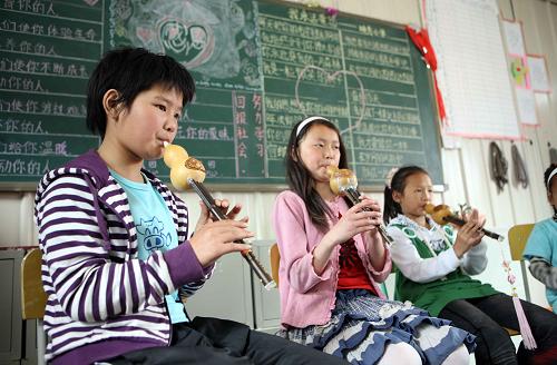 張春梅在學校和少年輪椅藝術團的其他成員一起練習吹奏葫蘆絲(5月1日攝)。