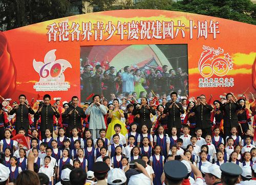 5月3日,香港演員成龍和內(nèi)地歌唱家劉媛媛共同演唱《國家》。當(dāng)日,香港市民與內(nèi)地400多名少數(shù)民族青少年歡聚維多利亞公園,以喜慶熱鬧的“少數(shù)民族文化嘉年華”拉開香港慶祝中華人民共和國成立60周年活動(dòng)的序幕。 新華社記者 陳鐸 攝