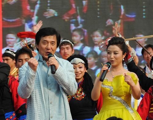 5月3日,香港演員成龍(左)和內(nèi)地歌唱演員劉媛媛共同演唱《國家》。 新華社記者 陳鐸 攝