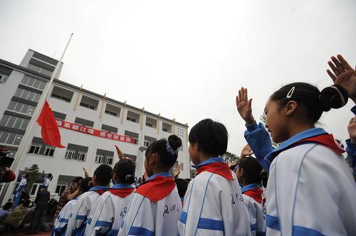 5月9日,四川省都江堰市綠地土橋小學(xué)的入學(xué)儀式上舉行升旗儀式。 新華社記者 江宏景 攝