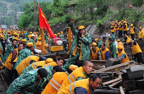 5月9日,施工人員在寶(雞)成(都)鐵路橫現(xiàn)河車站更換新型提速道岔。 新華社發(fā)(唐振江 攝)