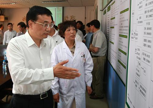 5月11日,正在四川考察工作的中共中央政治局常委、國務(wù)院副總理李克強受胡錦濤總書記、溫家寶總理委托,代表黨中央、國務(wù)院,到醫(yī)院看望甲型H1N1流感患者、醫(yī)務(wù)人員和接受醫(yī)學(xué)觀察的人員,轉(zhuǎn)達胡錦濤總書記、溫家寶總理的關(guān)切和問候,并聽取四川省和成都市防控情況匯報,考察治療、預(yù)防和控制工作。這是李克強在成都市傳染病醫(yī)院觀看傳染病患者收治流程。 新華社記者 龐興雷 攝