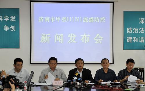 5月13日,濟(jì)南市召開(kāi)新聞發(fā)布會(huì),通報(bào)5月12日發(fā)現(xiàn)的一名甲型H1N1流感疑似病例已被確診,這是我國(guó)內(nèi)地第二例輸入性確診病例。據(jù)發(fā)布會(huì)消息,目前該患者臨床癥狀緩解,精神狀態(tài)良好,體溫36攝氏度,無(wú)頭痛、咽痛、咳嗽、咳痰等癥狀,查體未見(jiàn)其它異常。同時(shí)19名與患者同車(chē)廂的乘客已被找到,相關(guān)方面正全力追蹤其他密切接觸者。 新華社記者 朱崢 攝