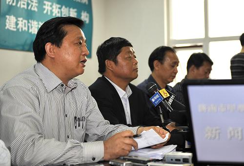 5月13日,濟(jì)南市衛(wèi)生局局長(zhǎng)賈堂宏(左)在新聞發(fā)布會(huì)現(xiàn)場(chǎng)介紹患者情況。 新華社記者 朱崢 攝