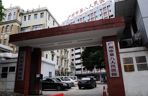 5月29日拍攝的定點(diǎn)收治甲型H1N1流感患者的廣州市第八人民醫(yī)院。當(dāng)日,衛(wèi)生部通報,廣東省廣州市報告的1例輸入性甲型H1N1流感疑似病例被確診,隨后該病例的1名密切接觸者被診斷為甲型H1N1流感確診病例。這是自5月11日我國內(nèi)地發(fā)現(xiàn)首例輸入性甲型H1N1流感確診病例后,報告的首例二代病例,我國的流感疫情防控形勢隨之升級。 此患者,女,24歲,中國籍,廣州某影樓化妝師。廣東省第三例患者曾與女友于5月25、26日在她工作的影樓及同車外出拍攝婚紗照。目前,患者病情穩(wěn)定。 新華社記者 劉大偉 攝