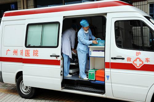 5月29日,定點(diǎn)收治甲型H1N1流感患者的廣州市第八人民醫(yī)院的醫(yī)護(hù)人員在整理救護(hù)車上的醫(yī)療器具。新華社記者 劉大偉 攝