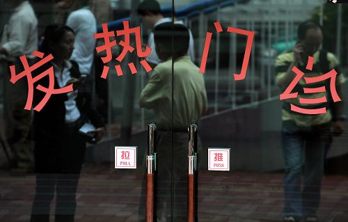 5月29日,不少媒體記者在定點(diǎn)收治甲型H1N1流感患者的廣州市第八人民醫(yī)院外等待采訪。當(dāng)日,衛(wèi)生部通報,廣東省廣州市報告的1例輸入性甲型H1N1流感疑似病例被確診,隨后該病例的1名密切接觸者被診斷為甲型H1N1流感確診病例。這是自5月11日我國內(nèi)地發(fā)現(xiàn)首例輸入性甲型H1N1流感確診病例后,報告的首例二代病例,我國的流感疫情防控形勢隨之升級。 新華社記者 劉大偉 攝