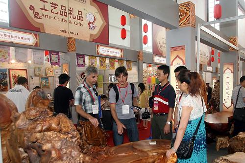 6月8日,外國(guó)采購(gòu)商在寧波舉行的“消博會(huì)”展區(qū)采購(gòu)工藝品。新華社發(fā)(張和平 攝)