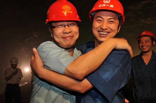 6月13日,建設(shè)者相互擁抱歡慶廈門翔安海底隧道右線貫通。 新華社發(fā)(黃少毅 攝)