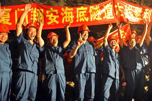 6月13日,建設(shè)者們歡慶廈門翔安海底隧道右線貫通。 新華社發(fā)(黃少毅 攝)
