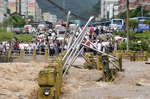 8月1日,在四川省南充市華鳳鎮(zhèn),洪水漫過華灘河橋橋面,并將部分護(hù)欄沖毀,阻斷了交通。當(dāng)日,四川省南充市西充縣、南部縣遭暴雨襲擊,導(dǎo)致下游華鳳鎮(zhèn)境內(nèi)的華灘河水位猛漲,淹沒了橋面,造成交通中斷,附近部分商店被淹。 新華社發(fā)(陳法良 攝)
