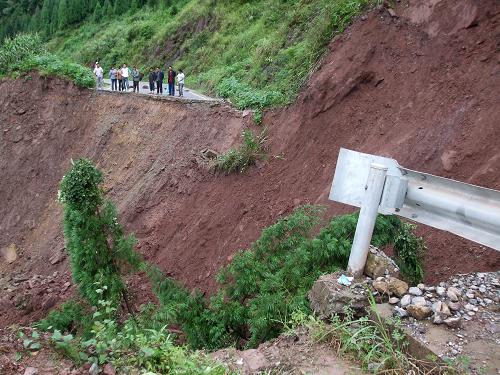8月1日在四川省洪雅縣拍攝的因山體垮塌被毀的道路。連日來,四川省洪雅縣遭遇暴雨襲擊,吳莊至瓦屋山鎮(zhèn)公路旁10多處山體嚴(yán)重垮塌,造成道路中斷。目前,有關(guān)部門正展開救援。 新華社發(fā)(劉忠俊 攝)
