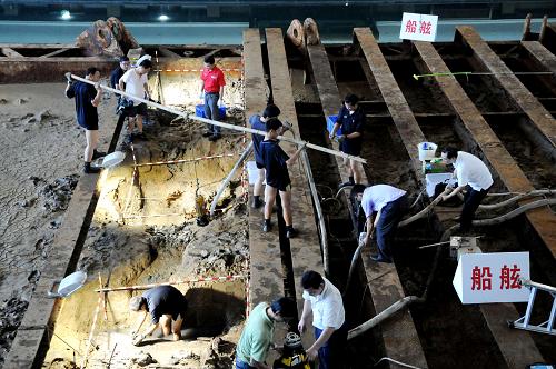 9月26日,考古工作人員正在發(fā)掘“南海Ⅰ號”。當日,入住“水晶宮”兩年的南宋沉船“南海Ⅰ號”第一階段試掘工作結束。記者從考古現(xiàn)場了解到,考古人員在“南海Ⅰ號”上發(fā)現(xiàn)了保存完好的船艙、船舷和上甲板,并出水了200多件來自江西景德鎮(zhèn)和福建德化等地民窯的精美瓷器。 新華社發(fā)(李向陽 攝)