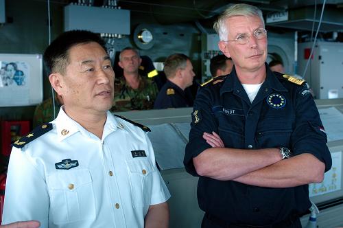 11月22日,正在亞丁灣執(zhí)行護航任務的中國海軍第三批護航編隊指揮員王志國少將(左)在歐盟465編隊指揮官、荷蘭海軍彼得·賓特準將的陪同下參觀歐盟465編隊旗艦、荷蘭“埃沃特森”號導彈護衛(wèi)艦。當天,王志國少將一行7人應邀登臨歐盟465編隊旗艦、荷蘭“埃沃特森”號導彈護衛(wèi)艦進行訪問。歐盟465編隊指揮官、荷蘭海軍彼得·賓特準將熱情接待了中國客人,雙方就各自近期掌握的索馬里海盜活動特點、護航組織方式等事項進行了會談交流。 新華社記者 郭剛 攝