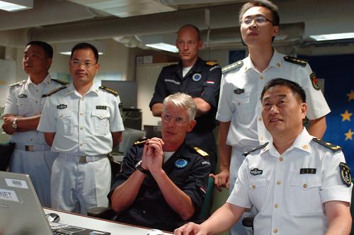 11月22日,正在亞丁灣執(zhí)行護航任務的中國海軍第三批護航編隊指揮員王志國少將(前排右一)在歐盟465編隊指揮官、荷蘭海軍彼得·賓特準將(前排右二)的陪同下觀看歐盟465編隊反海盜情況多媒體演示。 新華社記者 郭剛 攝