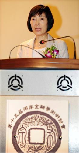 12月1日,中國(guó)人民銀行副行長(zhǎng)胡曉煉在兩岸金融學(xué)術(shù)研討會(huì)上發(fā)言。 新華社發(fā)(吳景騰 攝)