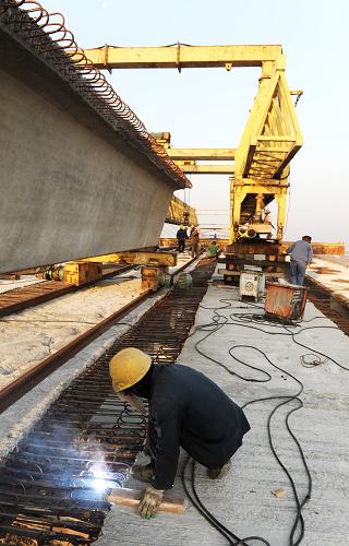 12月6日,建設(shè)者在臨洪河特大橋施工現(xiàn)場作業(yè)。新華社發(fā)(耿玉和 攝)