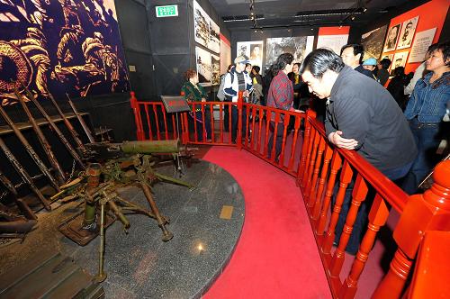 游客在貴州省遵義會(huì)址展覽館內(nèi)參觀(3月29日攝)。初冬的遵義陽光燦爛,遵義會(huì)議紀(jì)念館里游人不斷,紅軍街上留影、購物的游客絡(luò)繹不絕……近年來,貴州紅色旅游發(fā)展迅速,全省已初步形成以“遵義會(huì)議”為龍頭,以婁山關(guān)、息烽集中營(yíng)等重要?dú)v史遺址為支撐,以重走長(zhǎng)征路、長(zhǎng)征文化、愛國(guó)主義教育為延伸的多樣化產(chǎn)品體系。 新華社發(fā)(資料照片)