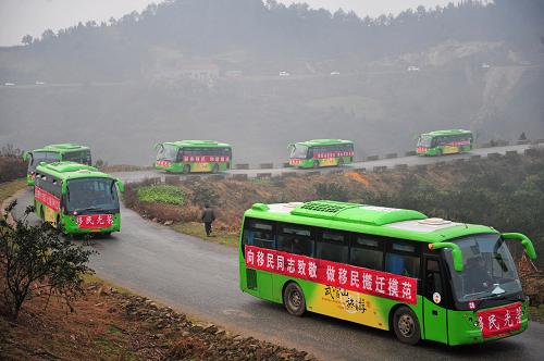 12月8日,運(yùn)載湖北省丹江口市均縣鎮(zhèn)洪家溝村移民的客車行駛在山路上。當(dāng)日,南水北調(diào)中線庫區(qū)丹江口市均縣鎮(zhèn)洪家溝村八九組的移民離開祖祖輩輩生活的故土,啟程前往300多公里外的宜城市鄧林農(nóng)場(chǎng)。這是自今年8月份庫區(qū)移民試點(diǎn)搬遷以來,單批次規(guī)模最大的一次移民搬遷,共搬遷208戶760多人。 新華社記者 郝同前 攝