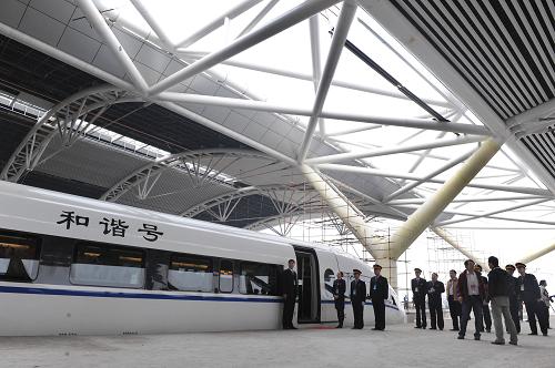 12月9日,試運(yùn)行列車在廣州南站準(zhǔn)備出發(fā)。當(dāng)日,武廣鐵路客運(yùn)專線進(jìn)入試運(yùn)行階段,預(yù)計(jì)12月底正式通車運(yùn)營(yíng)。武廣鐵路客運(yùn)專線于2005年6月23日開(kāi)工建設(shè),北起武漢站,途經(jīng)咸寧、岳陽(yáng)、長(zhǎng)沙、株洲、衡陽(yáng)、郴州、韶關(guān)、清遠(yuǎn)等城市,南到廣州南站,線路全長(zhǎng)1068.6公里??瓦\(yùn)專線全線采用國(guó)產(chǎn)“和諧號(hào)”高速動(dòng)車組,列車時(shí)速達(dá)350公里,行車密度可達(dá)3分鐘每列。 新華社記者 盧漢欣 攝