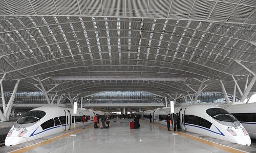 12月9日,試運(yùn)行列車在武漢站整裝待發(fā)。 新華社記者 盧漢欣 攝
