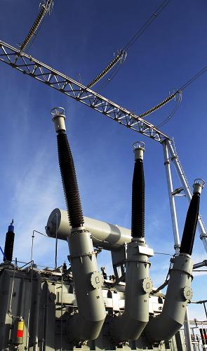 12月8日拍攝的新建成的甘肅酒泉市瓜州北大橋東風電場330千伏升壓站工程設(shè)備。新華社發(fā)(朱師良 攝)