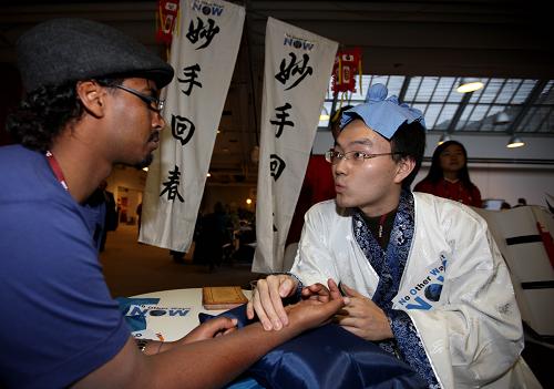 12月9日,在丹麥首都哥本哈根聯(lián)合國氣候變化大會舉辦地貝拉中心,一名中國青年代表團團員裝扮成中醫(yī)為一名參加會議的男子號脈,通過這種方式號召人們立即行動起來保護環(huán)境。新華社記者 謝秀棟 攝