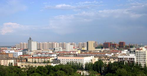 這是呼和浩特市城區(qū)(6月1日攝)。近年來(lái),內(nèi)蒙古全面實(shí)施燃煤電廠脫硫工程、工業(yè)大氣污染源全面達(dá)標(biāo)排放工程,逐步提高能源利用效率和城市清潔能源的比例,鼓勵(lì)推廣節(jié)能降耗技術(shù),促使城市、農(nóng)村牧區(qū)空氣環(huán)境質(zhì)量得到明顯改善。截至目前,內(nèi)蒙古92.3%的城市空氣質(zhì)量達(dá)到良好或較好。 新華社記者 李云平 攝