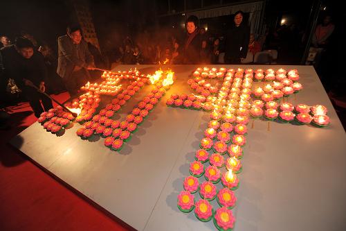 12月12日,參加儀式的和平友好人士點(diǎn)亮用燭光組成的“和平”兩個(gè)大字。當(dāng)晚,侵華日軍南京大屠殺遇難同胞紀(jì)念館和平公園內(nèi)舉行放和平燈儀式。100多位海內(nèi)外和平友好人士、1000余名南京市青少年代表參加活動(dòng)。 新華社記者 韓瑜慶 攝