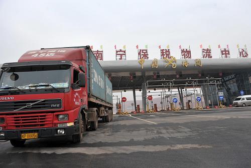 12月22日,在廣西南寧市南寧保稅物流中心,車輛通過主卡口。當(dāng)日,南寧保稅物流中心通過國家聯(lián)合驗(yàn)收組的正式驗(yàn)收,將于明年年初正式封關(guān)運(yùn)作。南寧保稅物流中心位于南寧市南面,總投資約10億元,包括海關(guān)卡口區(qū)、辦公服務(wù)區(qū)、海關(guān)查驗(yàn)區(qū)、保稅物流區(qū)4個(gè)功能區(qū)。新華社記者 周華 攝