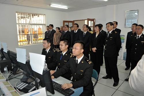 12月22日,在廣西南寧市南寧保稅物流中心,國家聯(lián)合驗(yàn)收組專家在查看視頻監(jiān)控及報(bào)警系統(tǒng)。 新華社記者 周華 攝