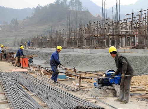 1月25日,正在建設(shè)中的青川縣上坪安居小區(qū)。四川省青川縣是5·12大地震中受災(zāi)比較嚴(yán)重的縣,浙江省寧波市擔(dān)負(fù)起青川縣對(duì)口援建工作。由寧波市全額援建1.5億元的青川縣上坪安居小區(qū)建筑面積7萬多平方米,內(nèi)建幼兒園、小學(xué)、高中各一所,建好后可入住670多戶居民。 新華社記者 陳樹根 攝