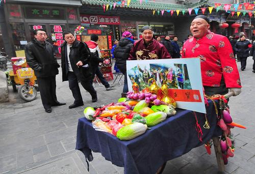 2月5日,叫賣(mài)藝人在北京大柵欄商業(yè)文化廟會(huì)上表演叫賣(mài)蔬菜。新華社發(fā)(鄭永 攝)