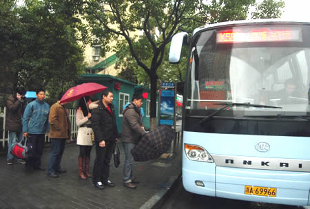 2月6日,在杭州588公交站大家有序排隊(duì)上車前往湖州德清,自以杭州為中心的都市經(jīng)濟(jì)圈成立以來,公交、醫(yī)保等一體化給周邊城市百姓帶來中心城市的資源共享成為現(xiàn)實(shí),都市經(jīng)濟(jì)圈成為了百姓的“幸福圈”。(施建學(xué) 俞惠明)