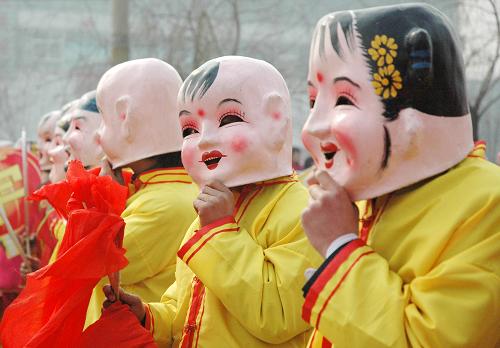 2月27日,來自山西省平遙縣朱坑鄉(xiāng)的群眾在表演《福娃祈福》。當(dāng)日是正月十四,在山西省平遙縣,由3000多人組成的40支表演隊身著節(jié)日盛裝,用充滿激情的社火表演,迎接元宵佳節(jié)。 新華社記者 南婷 攝