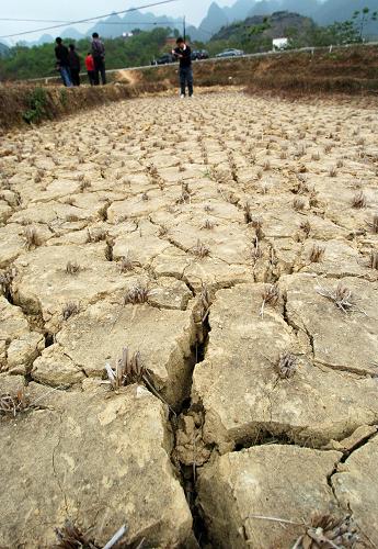 這是河池市東蘭縣三石鎮(zhèn)巴造村龜裂的田地(3月20日攝)。 新華社記者 李斌 攝