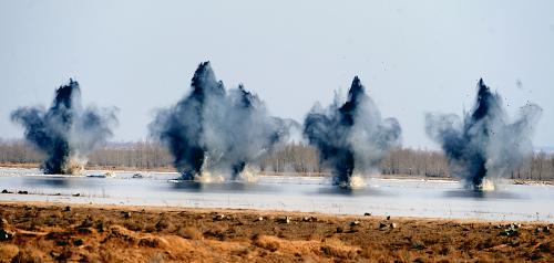 3月22日,北京軍區(qū)某部炮兵連成功進(jìn)行炮擊破冰分凌。 新華社記者 任軍川 攝