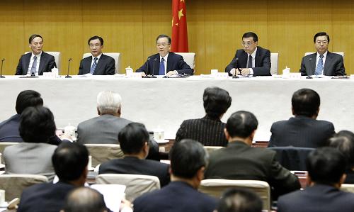 3月23日,國(guó)務(wù)院在北京召開第三次廉政工作會(huì)議,中共中央政治局常委、國(guó)務(wù)院總理溫家寶在會(huì)上發(fā)表講話。中共中央政治局常委、國(guó)務(wù)院副總理李克強(qiáng)、中共中央政治局常委、中央紀(jì)委書記賀國(guó)強(qiáng)等出席會(huì)議。 新華社記者 劉建生 攝