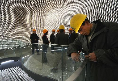 3月25日,施工人員在世博會英國館內(nèi)進行最后安裝。當日,由江蘇蘇中建設(shè)集團股份有限公司承擔設(shè)計施工總承包的世博會英國館完成交付。世博會英國館的核心部分是由60686根蘊含植物種子的透明亞克力桿組成的巨型“種子殿堂”,在每根亞克力“觸須”的內(nèi)端,都嵌有不同的植物種子。據(jù)介紹,這些植物種子來自英國皇家植物園和中國科學院昆明植物研究所合作的千年種子銀行項目。新華社發(fā)(丁曉春 攝)
