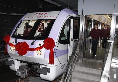 4月10日,10號(hào)線第一輛列車正準(zhǔn)備從南京東路站發(fā)車。當(dāng)日,上海軌道交通10號(hào)線投入試運(yùn)營,試運(yùn)營區(qū)段為新江灣城站至航中路站,共設(shè)27站,運(yùn)營里程為29.6公里。10號(hào)線是上海城市軌道交通基本網(wǎng)絡(luò)規(guī)劃中一條重要骨干線路,全線穿越閔行、長寧、徐匯、盧灣、黃浦、閘北、虹口、楊浦8個(gè)行政區(qū)。10號(hào)線投運(yùn)后,上海軌道交通路網(wǎng)已擁有11條地鐵線路,運(yùn)營里程約420公里,車站達(dá)到282座。 新華社記者 裴鑫 攝