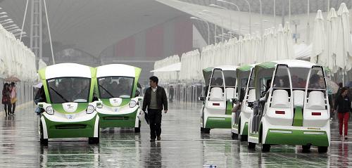 4月20日,燃料電池觀光車在世博園載客運(yùn)行。 新華社發(fā)