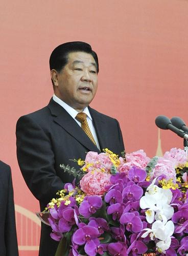 5月1日,中共中央政治局常委、全國(guó)政協(xié)主席賈慶林出席中國(guó)2010年上海世界博覽會(huì)開園儀式,并同國(guó)際展覽局主席藍(lán)峰一道為上海世博會(huì)開園。這是賈慶林在開園儀式上致辭。新華社記者 李學(xué)仁 攝