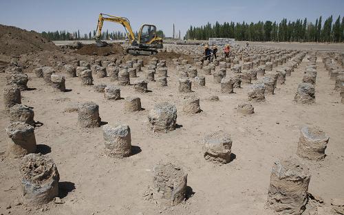 5月10日,建設(shè)者在蘭新鐵路第二雙線新疆哈密段一處軟土地基礎(chǔ)坑現(xiàn)場(chǎng)施工。隨著近期新疆氣溫回暖,蘭新鐵路第二雙線新疆段繼西寧段、甘青段后全面進(jìn)入建設(shè)階段。蘭新鐵路第二雙線自蘭州西站引出,橫跨甘肅、青海、新疆三省區(qū),全長(zhǎng)1776公里,是目前世界上一次性建設(shè)里程最長(zhǎng)的高速鐵路,建成后,將與既有的蘭新鐵路以及隴海、蘭渝、包蘭、青藏線共同構(gòu)成西部鐵路網(wǎng)絡(luò)。屆時(shí),新疆到蘭州所需時(shí)間將從現(xiàn)在的20小時(shí)縮短到約10小時(shí)。 新華社發(fā)(普拉提 攝)