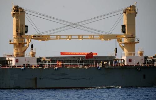 5月11日,在亞丁灣西部海域,被護船舶“楊海”號打出“向中國海軍致敬”橫幅。 新華社記者 劉春暉 攝