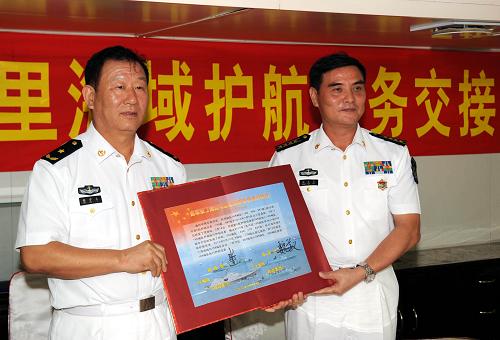 7月14日,海軍第五批第六批護航編隊在“廣州”艦舉行任務交接儀式。新華社記者 劉春暉 攝